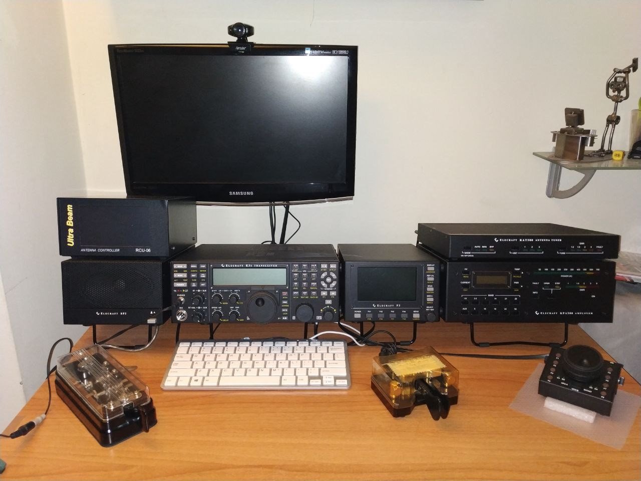 La stazione di IW2NOY: Elecraft K3s con P3, amplificatore KPA500, accordatore KAT500, controller Ultrabeam e tasti telegrafici sul tavolo